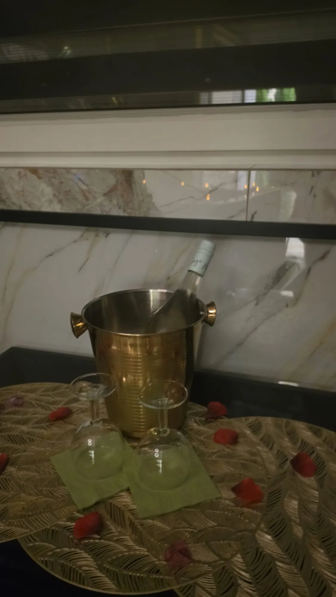 Sektkühler mit Rosenblättern aus dem Dekorationspaket