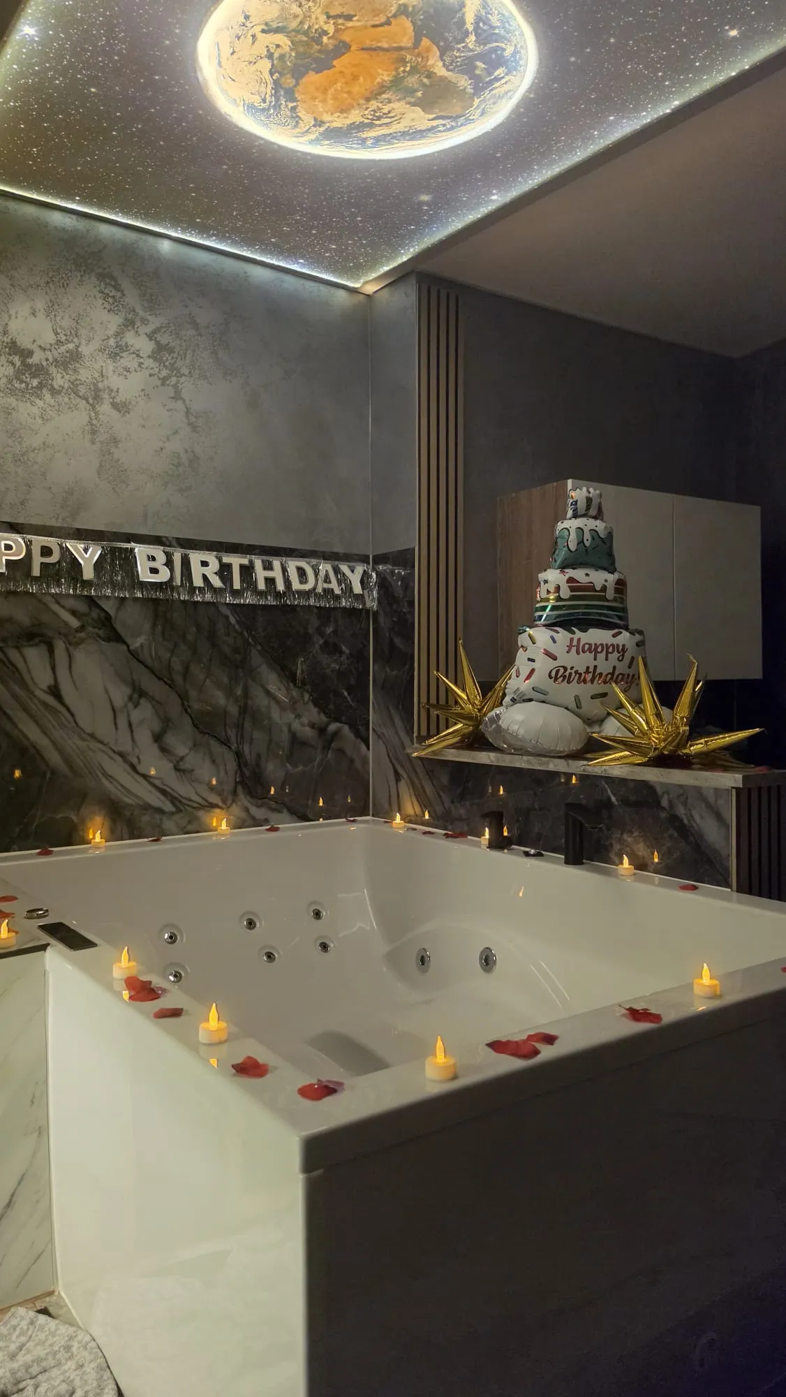 Dekorierter Whirlpool mit Kerzen und Ballons zum Geburtstag