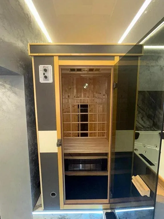 Private Sauna mit Holzkabine und Glastür