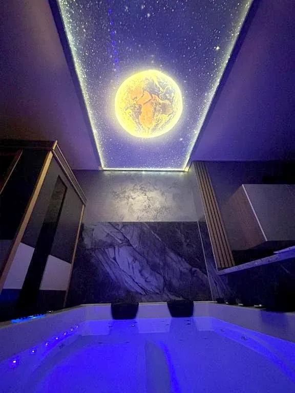 Sternenhimmel-Decke mit leuchtendem Planeten über dem Whirlpool