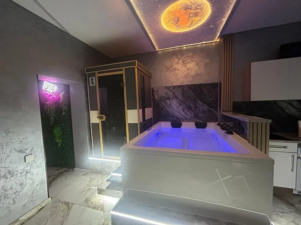 Blau beleuchteter Whirlpool mit Sauna und Sternenhimmel-Decke